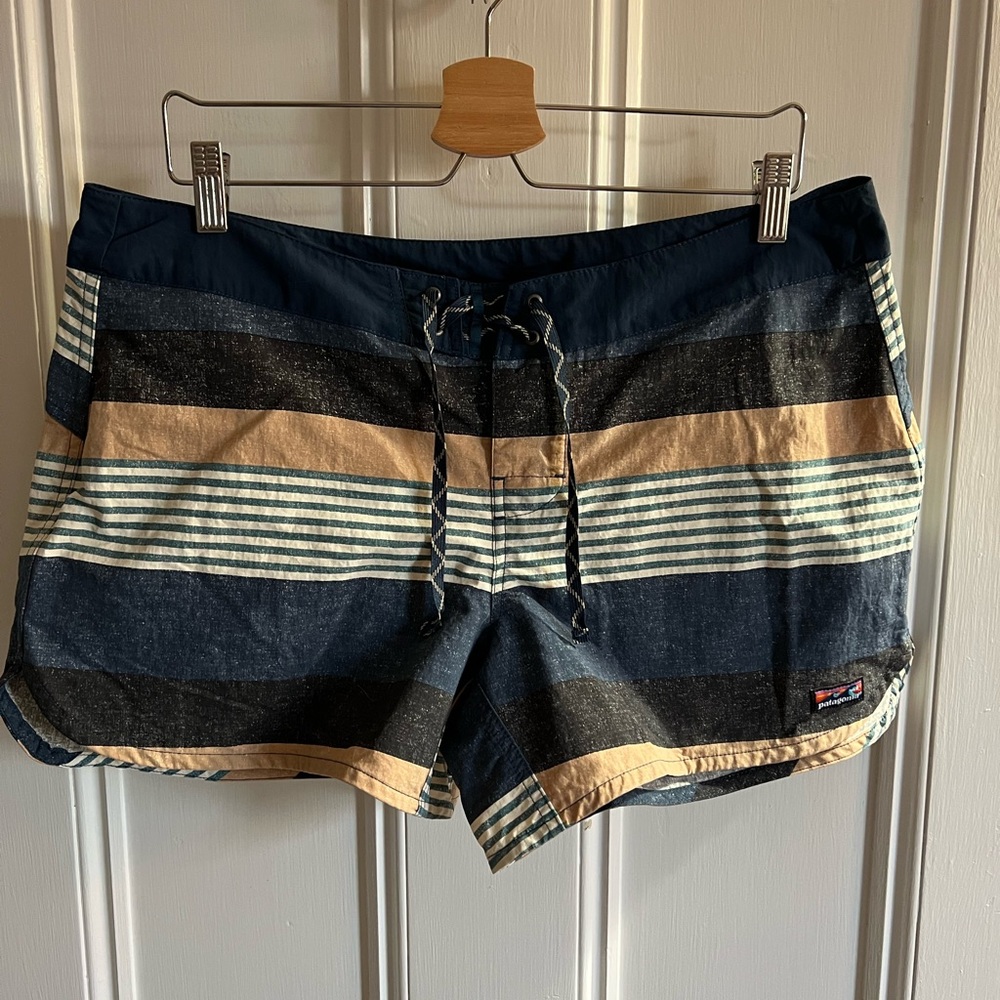 Patagonia Striped Navy and Beige Board Shorts WMs Size 14